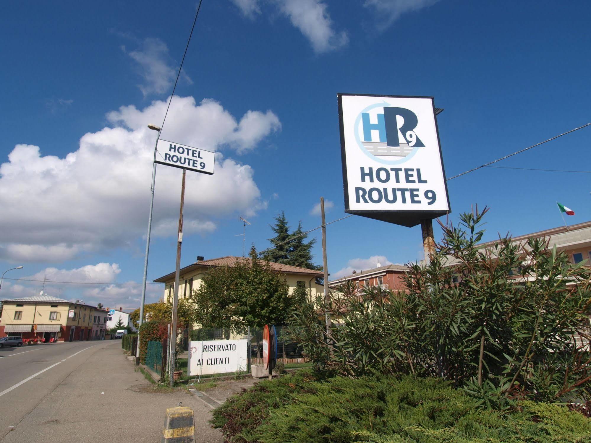 Hotel Route 9 Cadeo Exteriér fotografie